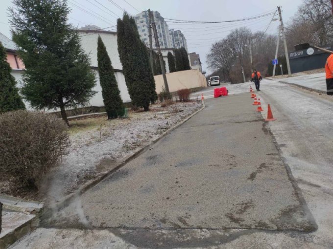 Бригади Шляхрембуду відновили асфальтобетонне покриття у місцях розриттів інженерними службами міста